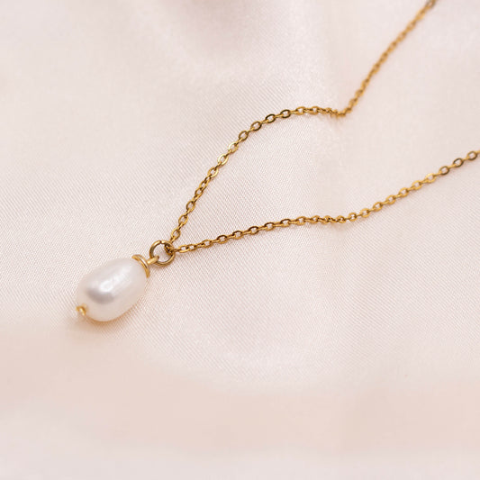 Dainty Pearl Pendant Necklace