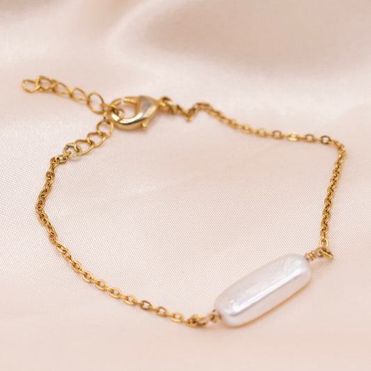 Freshwater pearl necklace with rectangular pearl and gold-plated stainless steel chain. Waterproof and hypoallergenic.